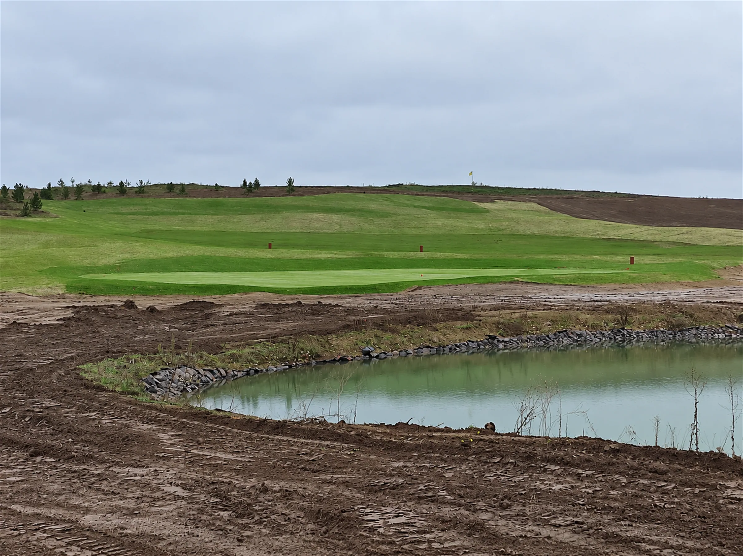 Water feature and green on the golf course