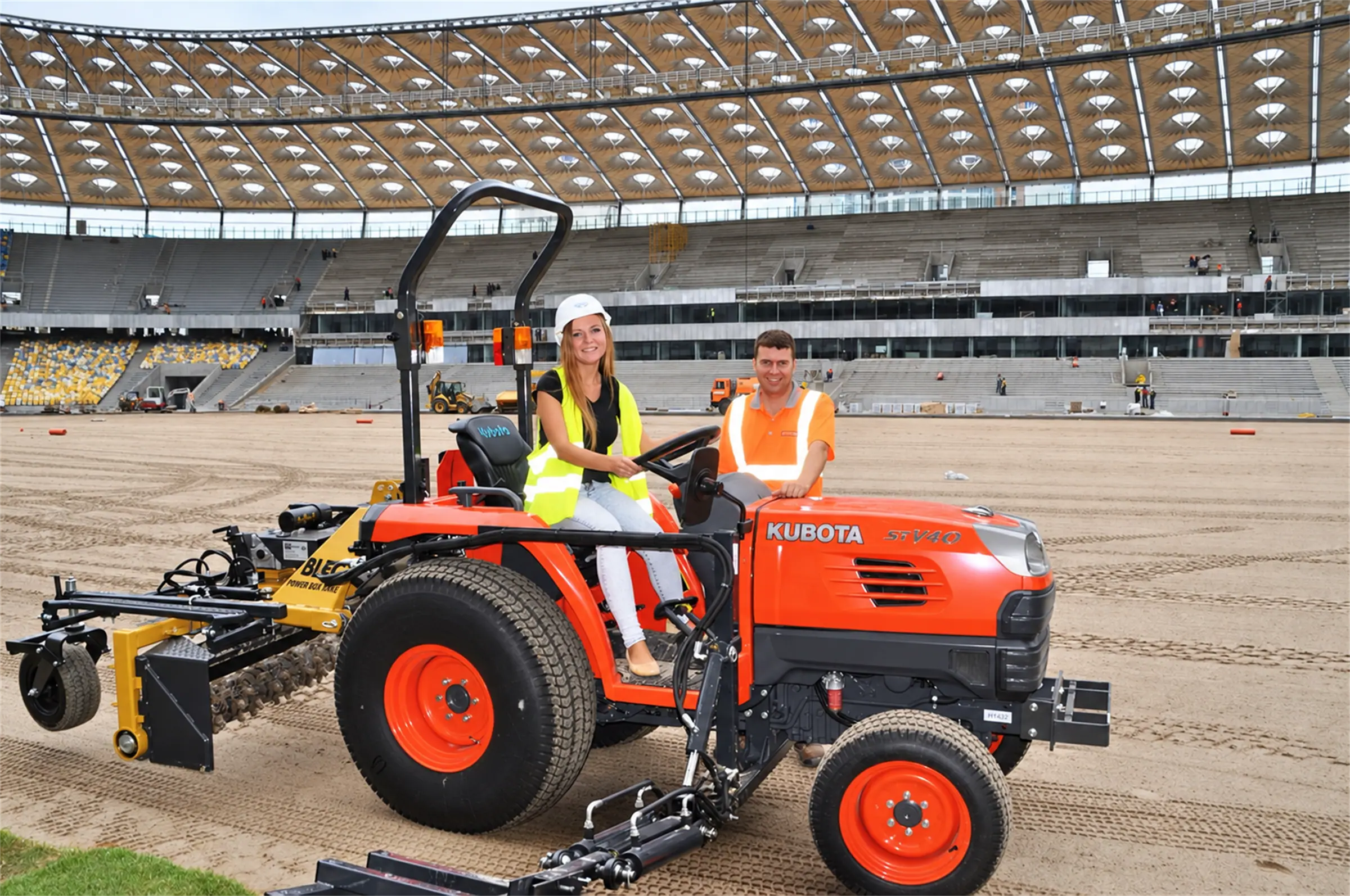 Трактор Kubota на полі стадіону