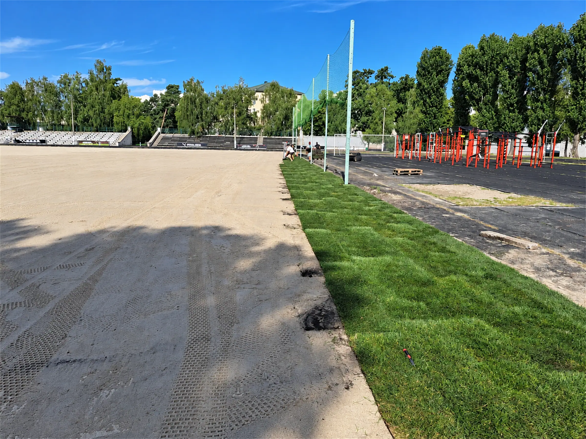 Laying roll-out turf